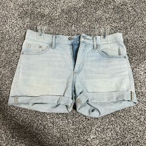 Gap Sexy Boyfriend Shorts in Size 25 light wash
